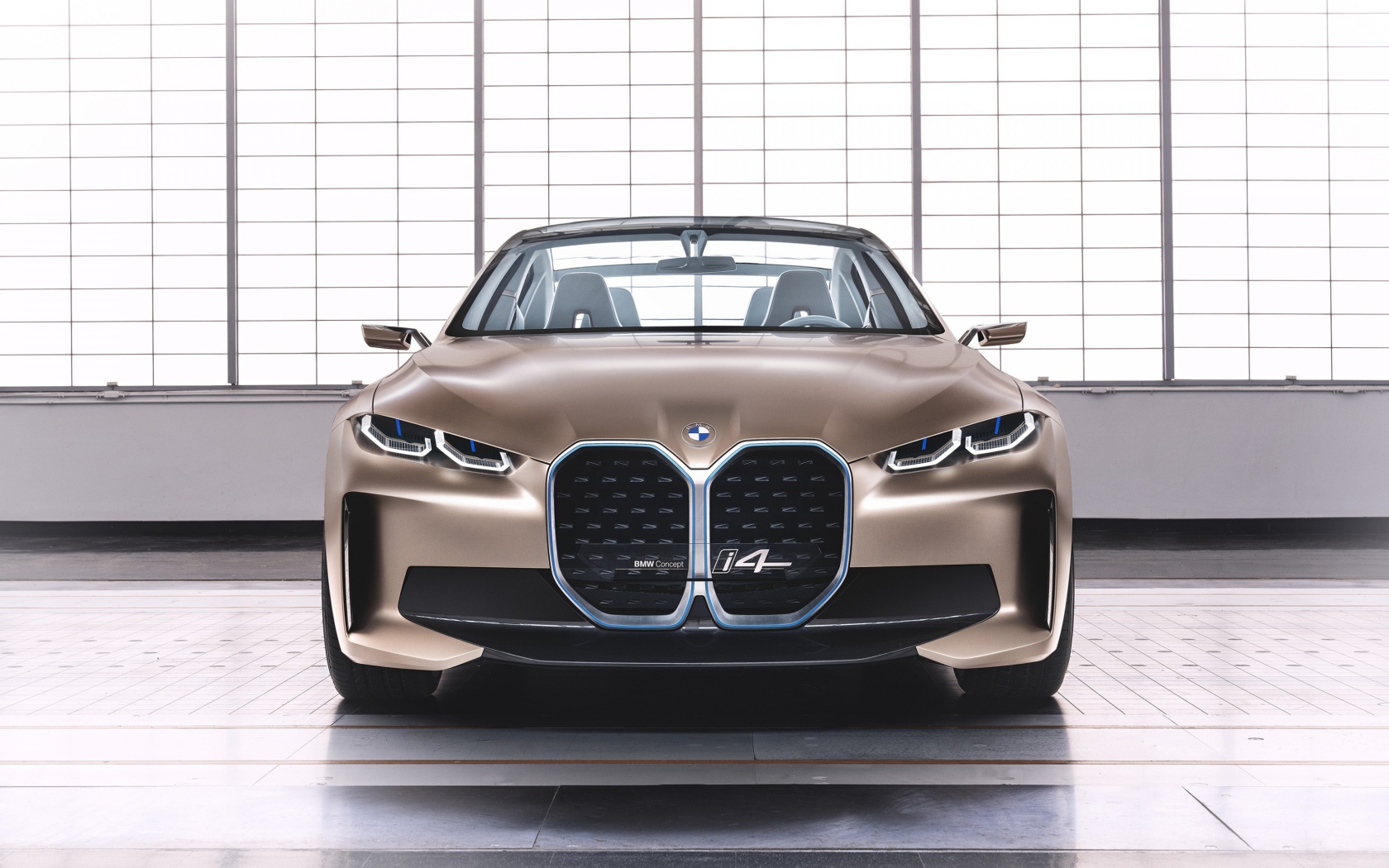Автомобиль BMW Concept I4 2020 года вид спереди
