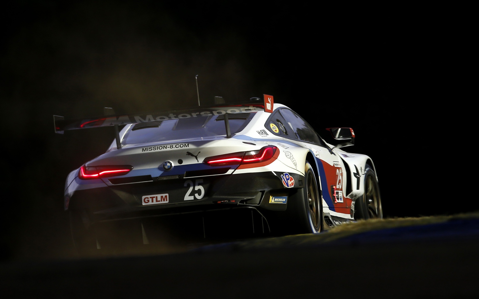 Гоночный автомобиль BMW M8 GTE 2020 года на соревнованиях 