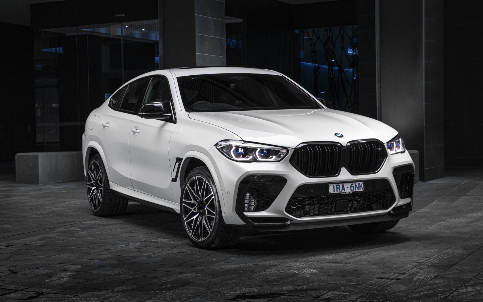 Белый автомобиль BMW X6 M Competition 2020 года 
