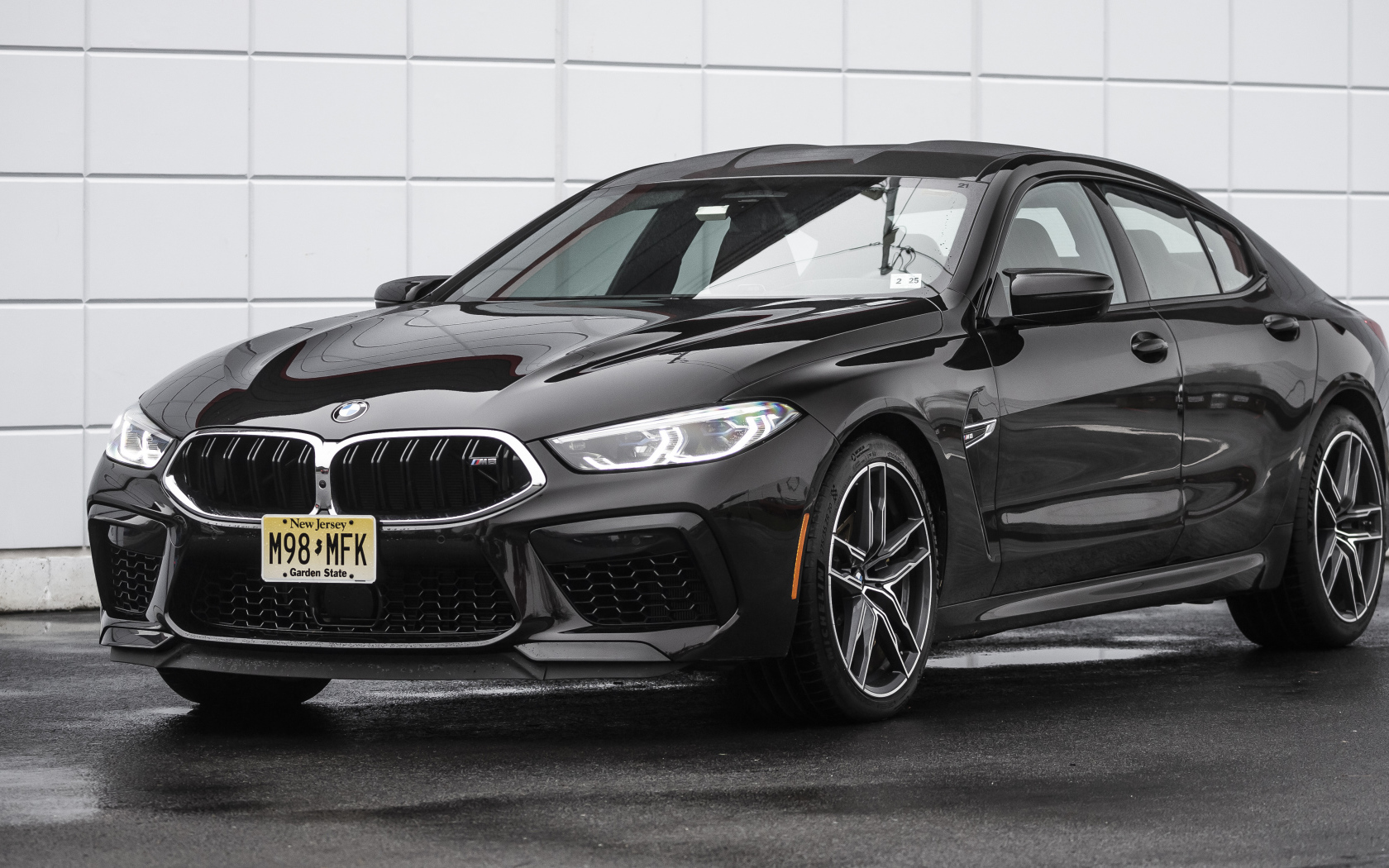 Черный автомобиль BMW M8, 2020 года