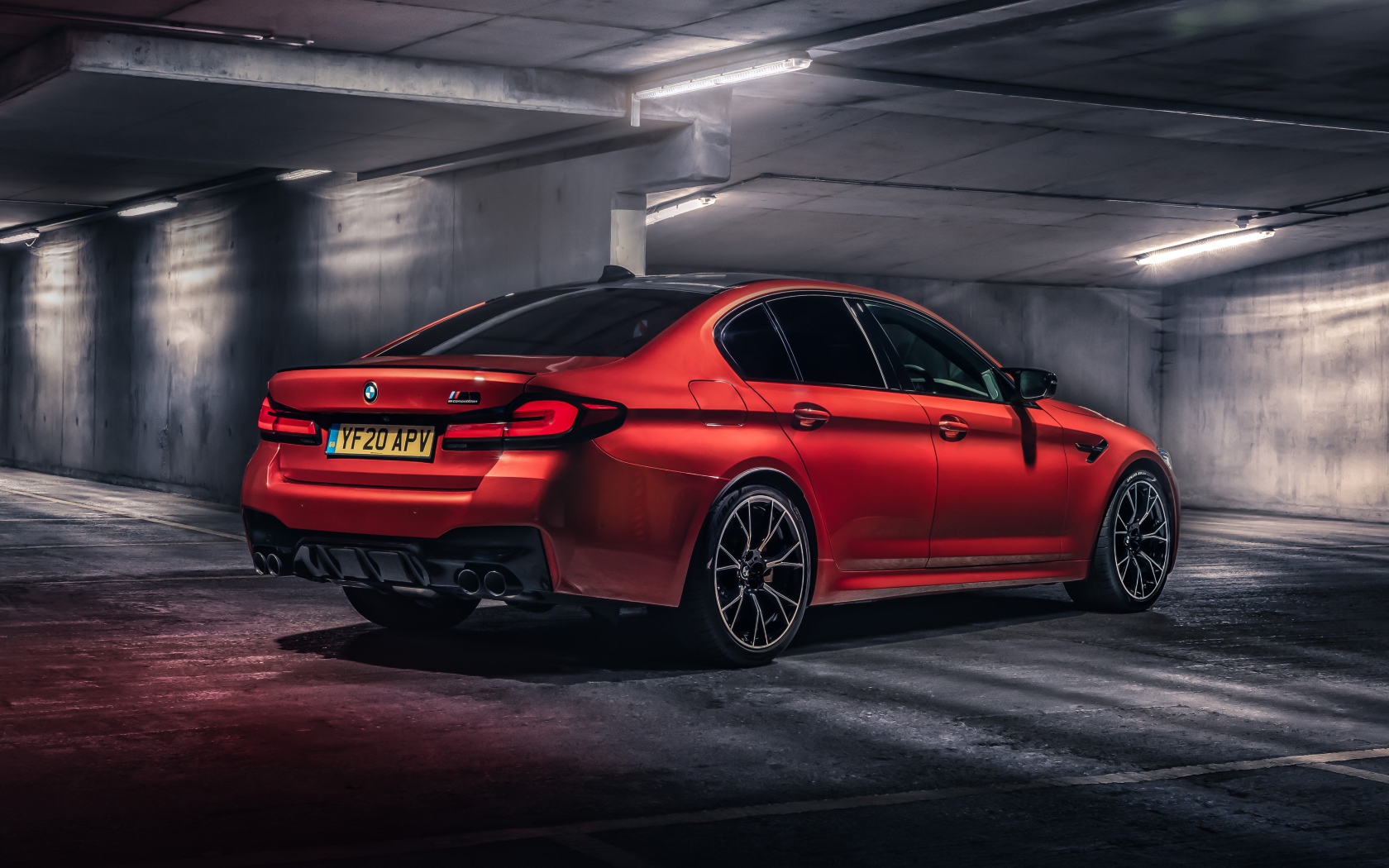 Красный автомобиль BMW M5 Competition 2020 года в тоннеле 