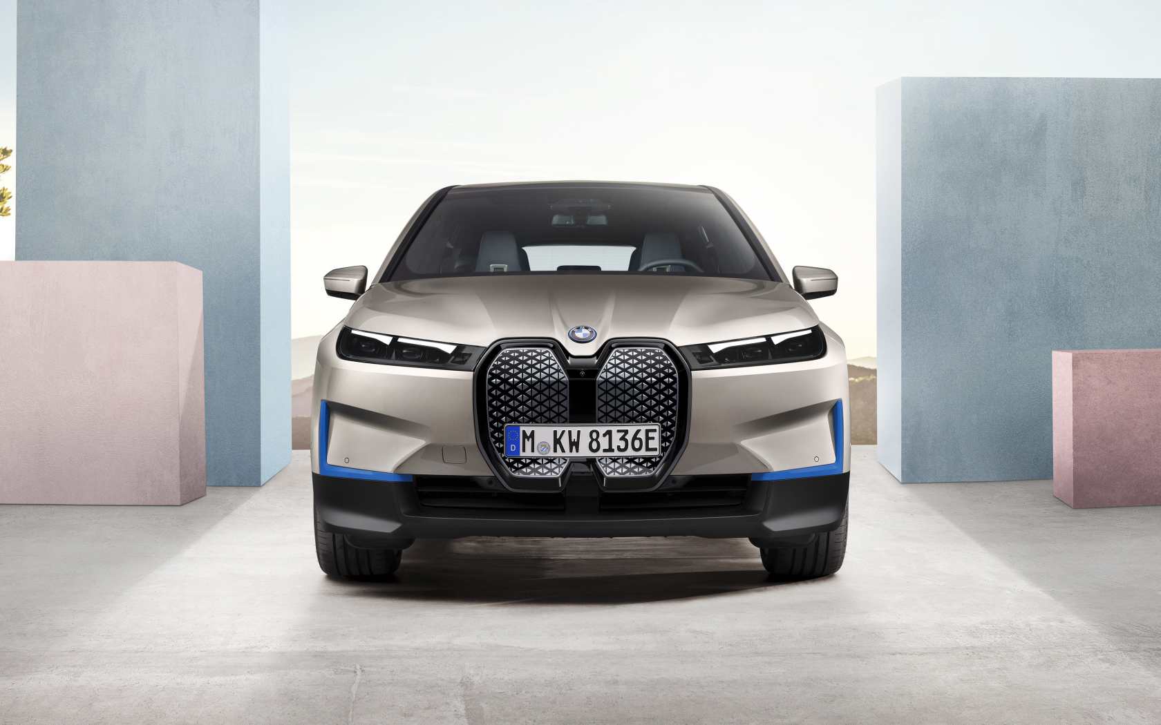 Серебристый автомобиль BMW IX 2021 года вид спереди