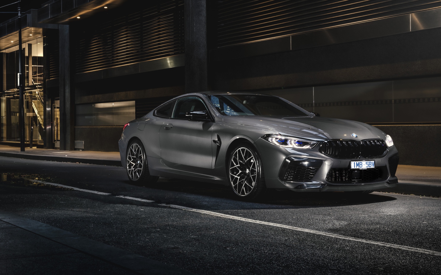 Автомобиль BMW M8 Competition Coupe 2020 года на улице города
