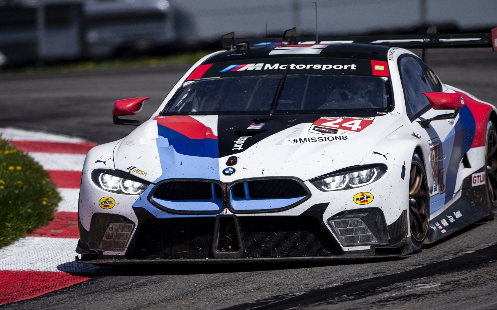 Спортивный автомобиль BMW M8 GTE 2020 года на гоночной трассе