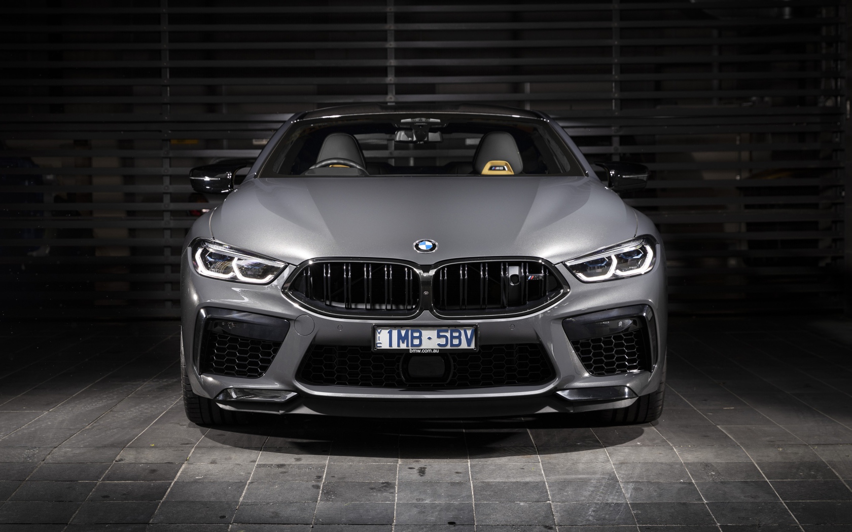 Серебристый автомобиль BMW M8,  2020 года