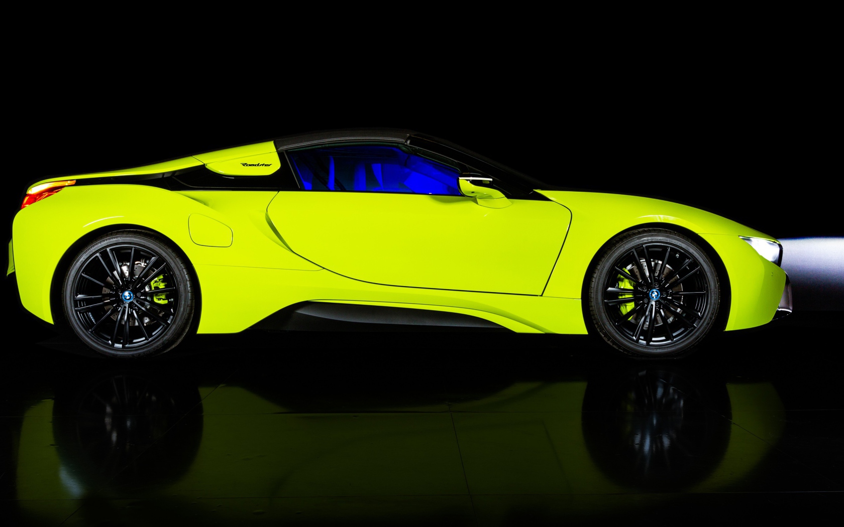 Желтый автомобиль BMW I8 Roadster, 2019 года вид сбоку