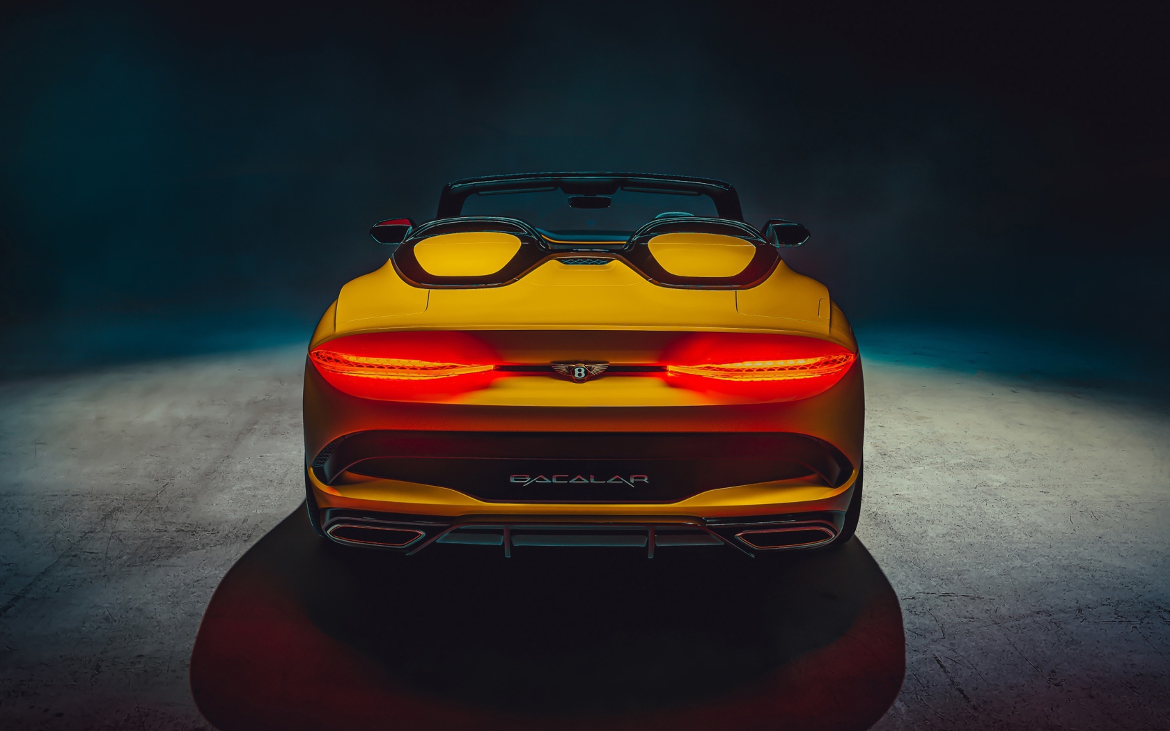 Желтый автомобиль Bentley Mulliner Bacalar 2020 года вид сзади