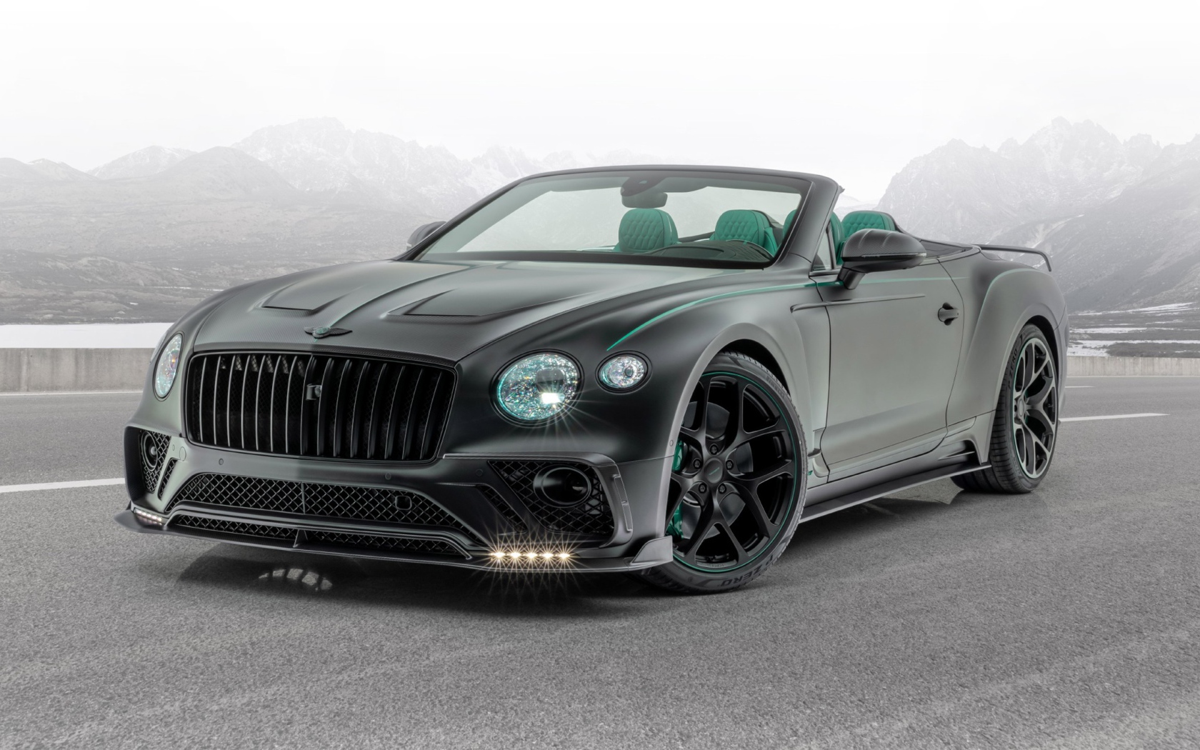 Кабриолет Mansory Bentley Continental GT V8 Convertible 2020 года на фоне гор 