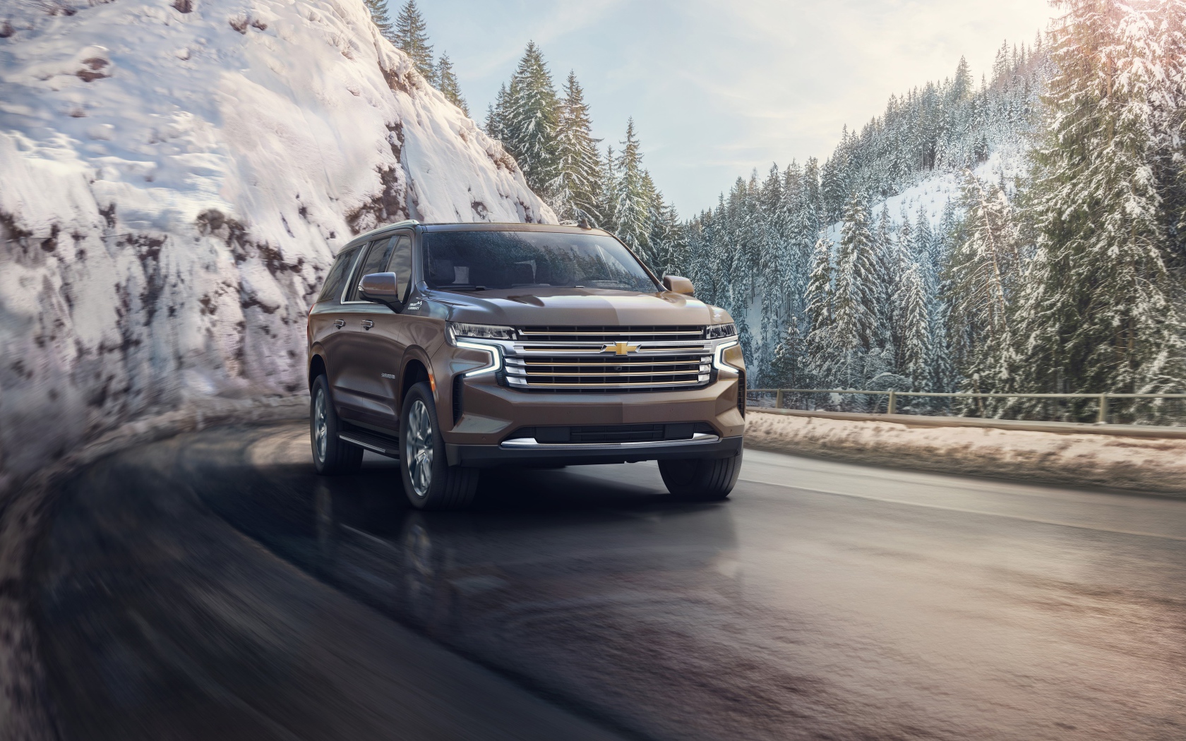 Внедорожник Chevrolet Suburban на фоне заснеженного леса, 2021 года