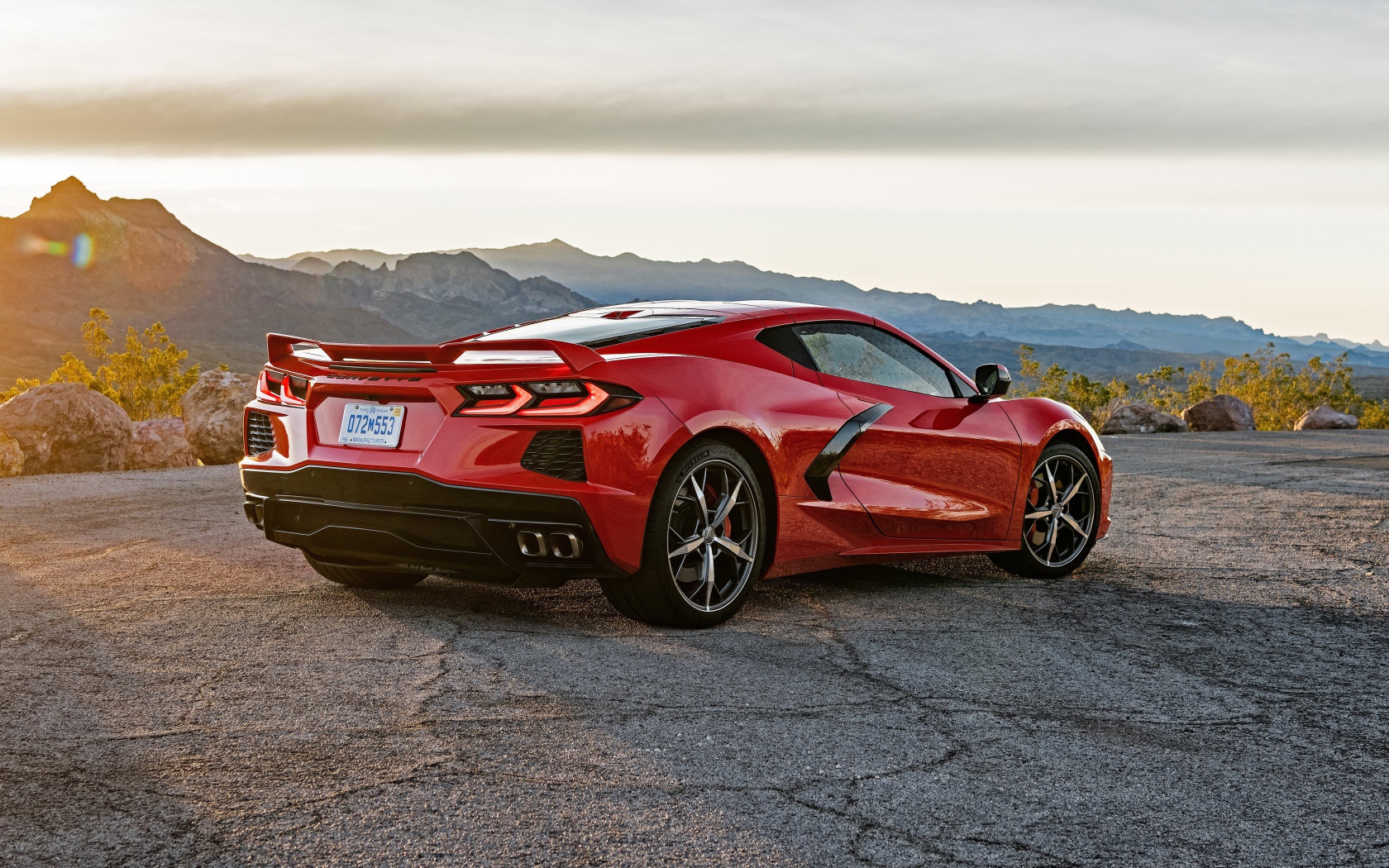 Красный автомобиль  Chevrolet Corvette Stingray Z51, 2020 года в лучах солнца