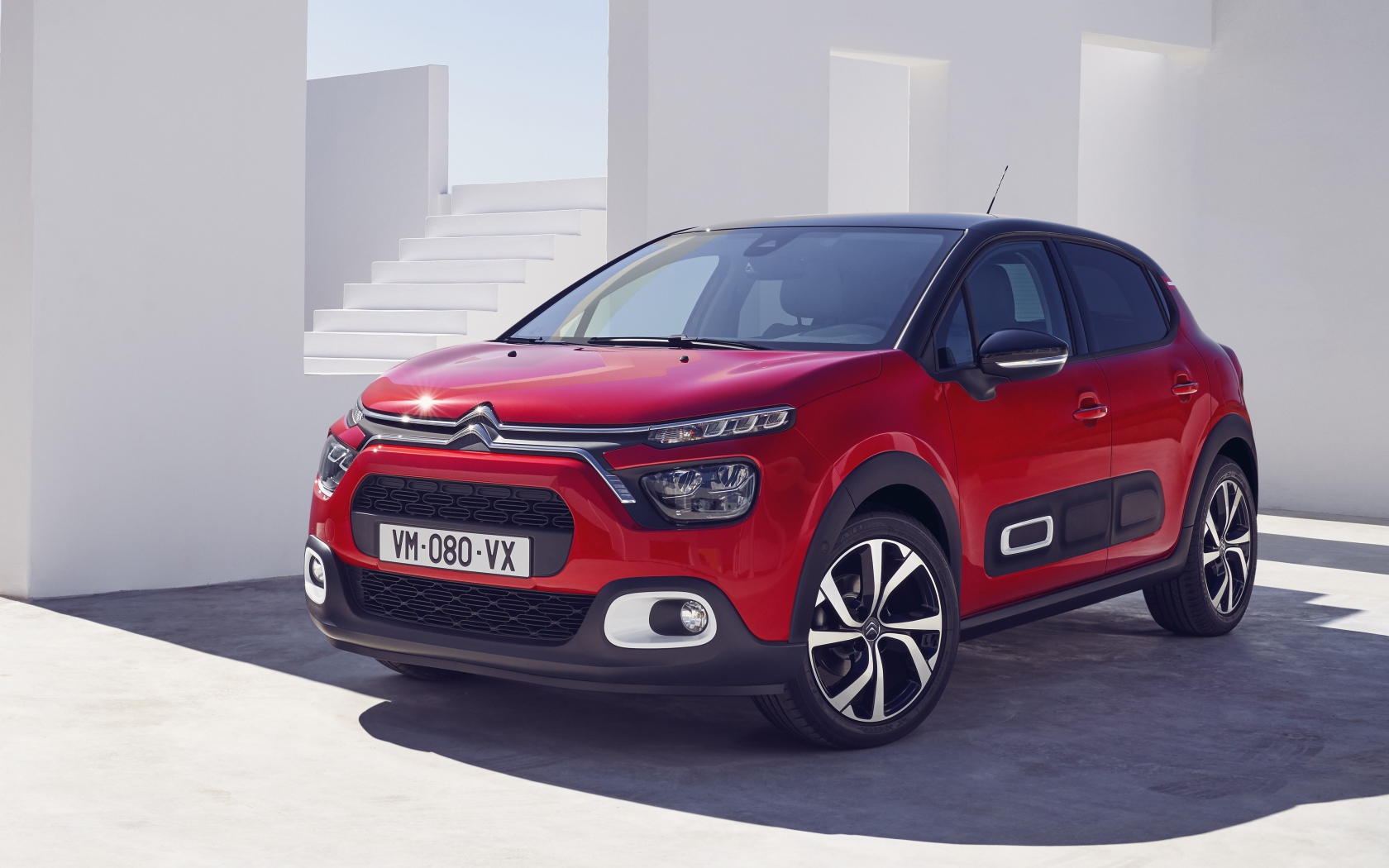 Красный внедорожник Citroen C3, 2020 года в лучах солнца