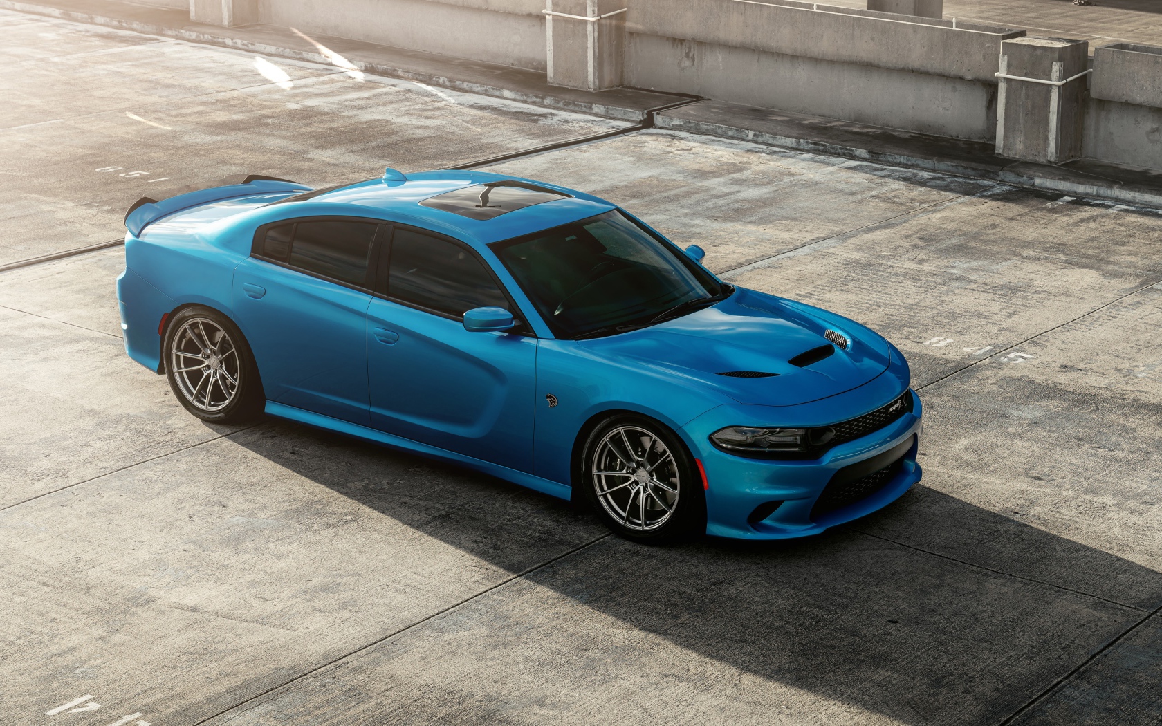 Синий автомобиль Dodge Charger SRT Hellcat 