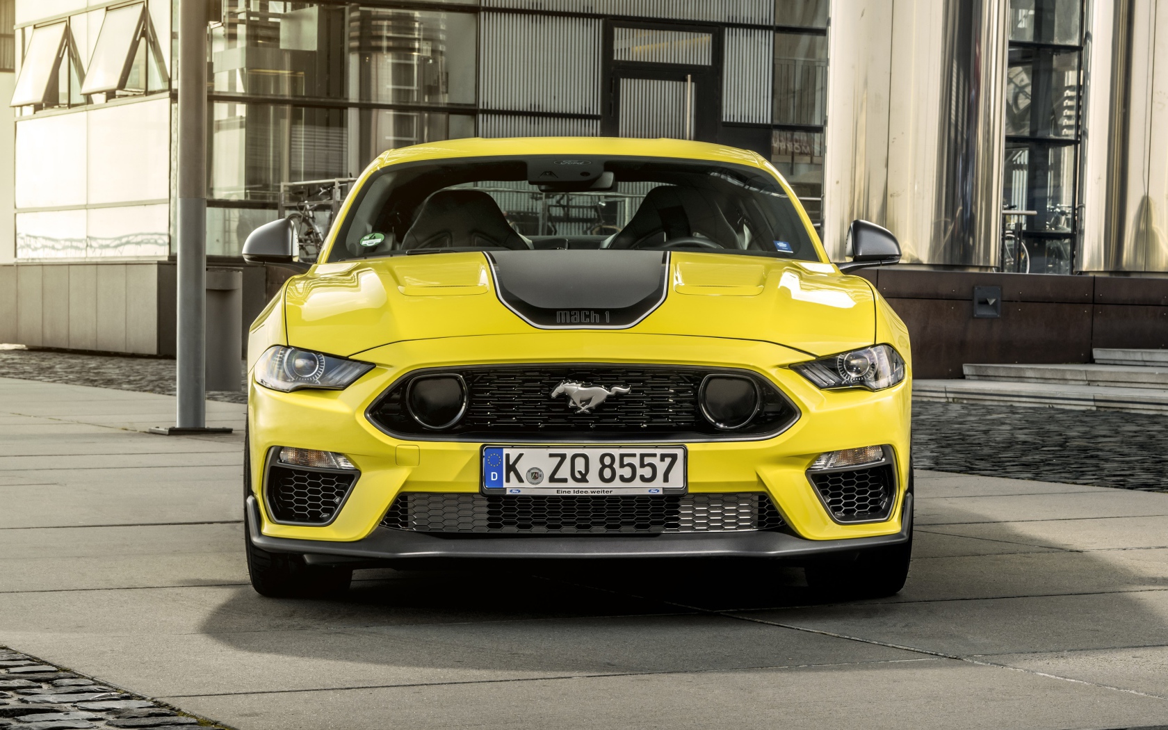 Желтый автомобиль Ford Mustang Mach 1 2021 года 