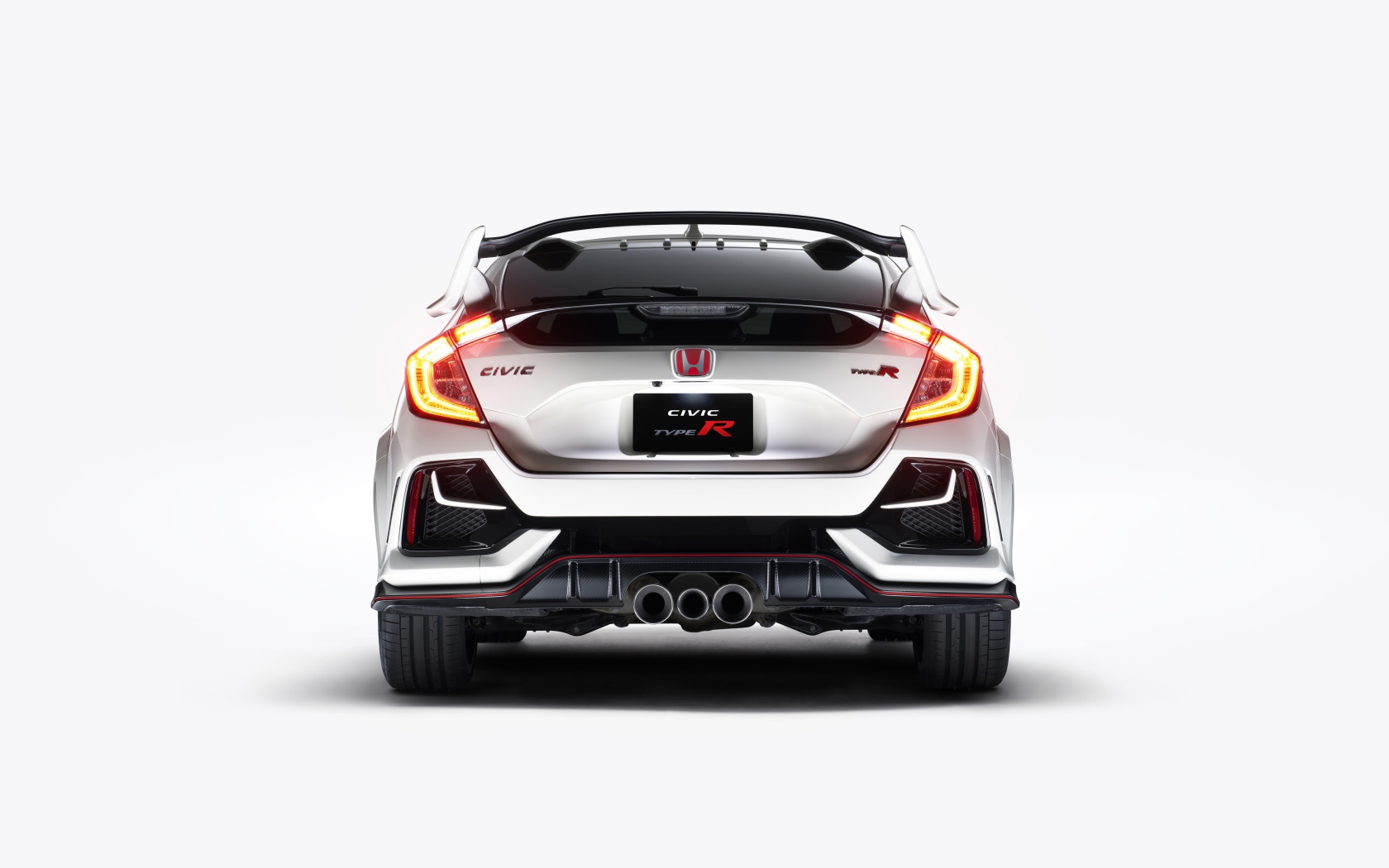 Автомобиль Honda Civic Type R 2020 года вид сзади на белом фоне