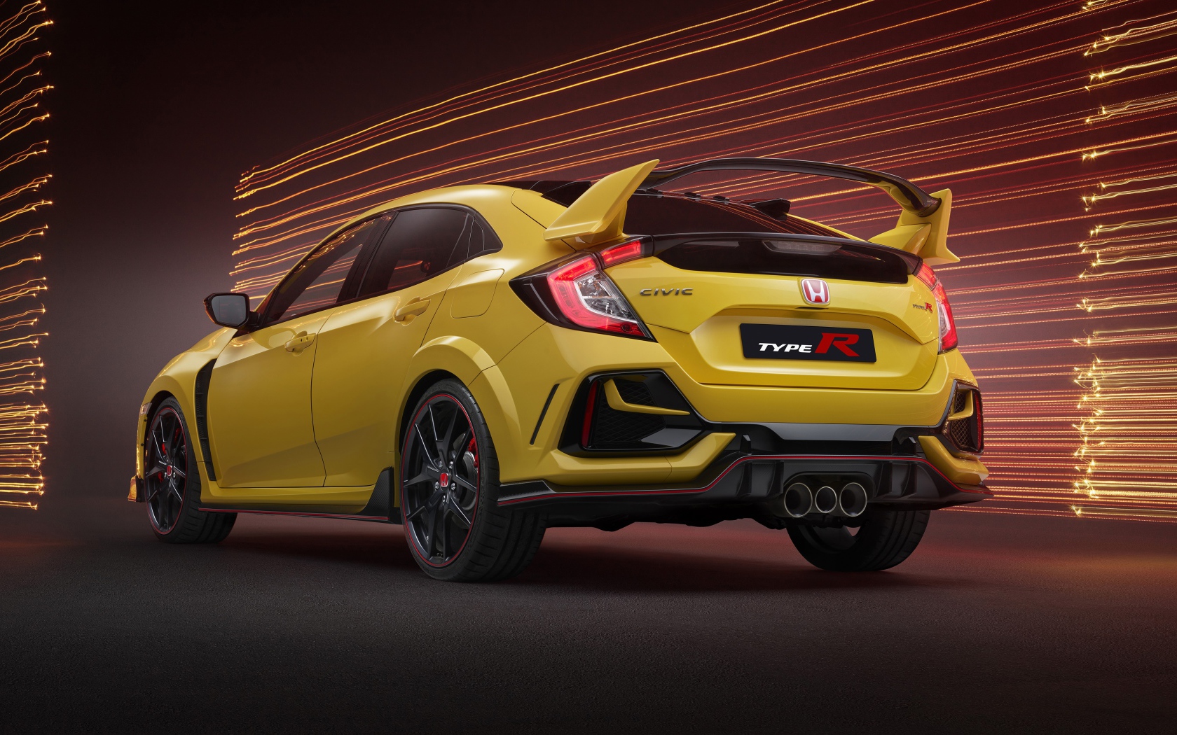 Желтый автомобиль Honda Civic Type R Limited Edition 2020 года вид сзади