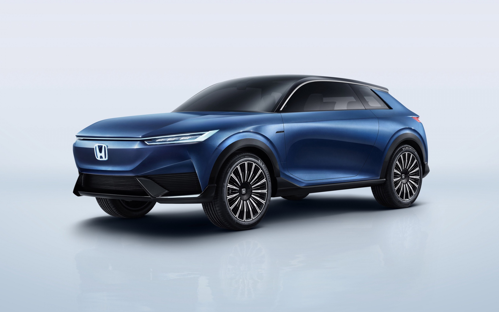 Синий автомобиль Honda SUV Econcept 2020 года на сером фоне