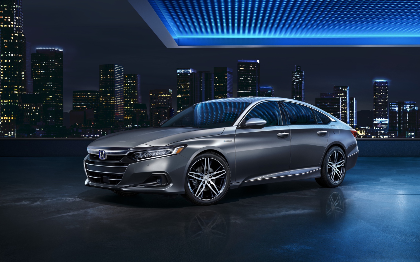 Серебристый автомобиль Honda Accord Touring, 2021 года на фоне мегаполиса