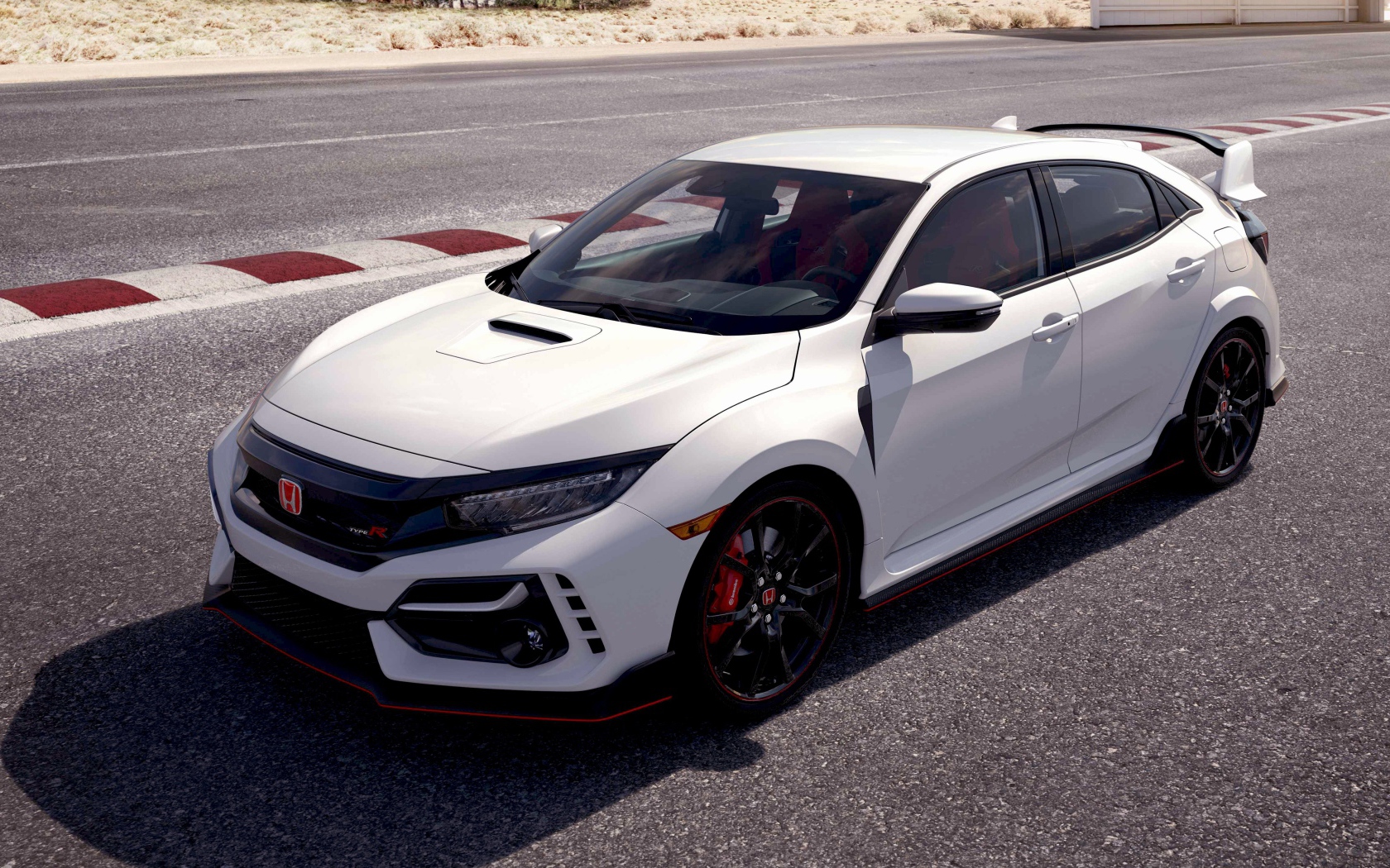 Белый автомобиль Honda Civic Type R, 2020 года на дороге