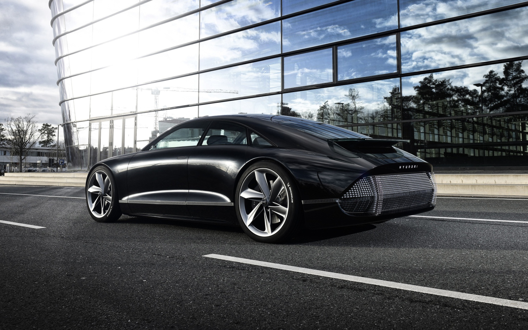 Черный автомобиль Hyundai Prophecy 2020 года вид сзади