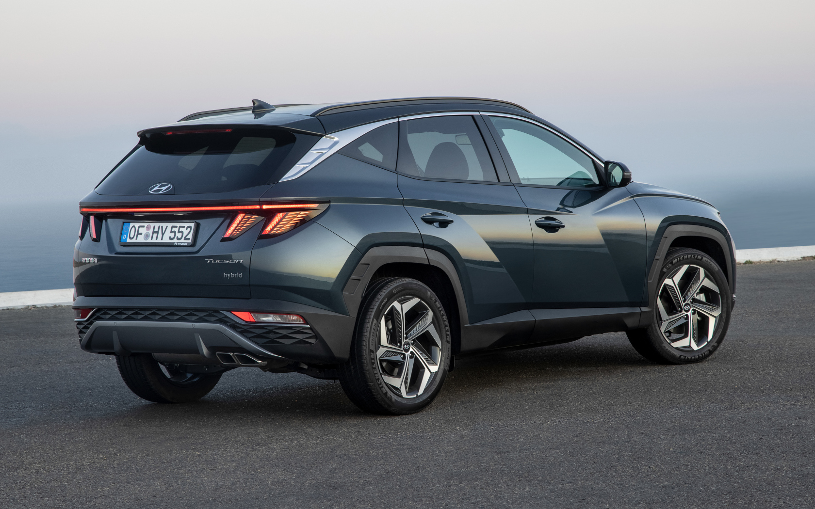 Внедорожник Hyundai Tucson Hybrid 2021 года вид сзади