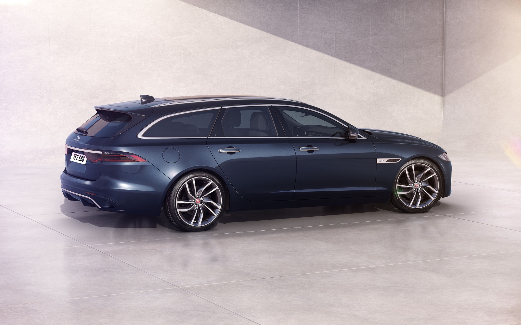 Автомобиль Jaguar XF Sportbrake 2020 года вид сбоку