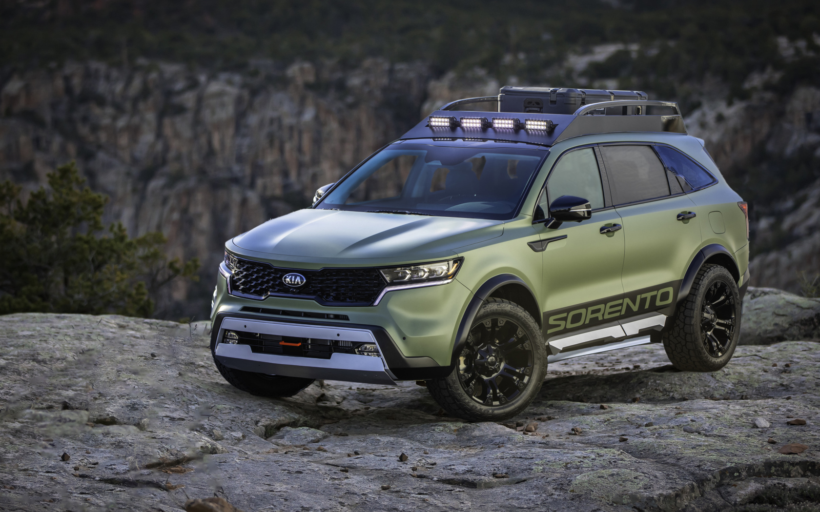 Внедорожник Kia Sorento, 2020 года в горах 