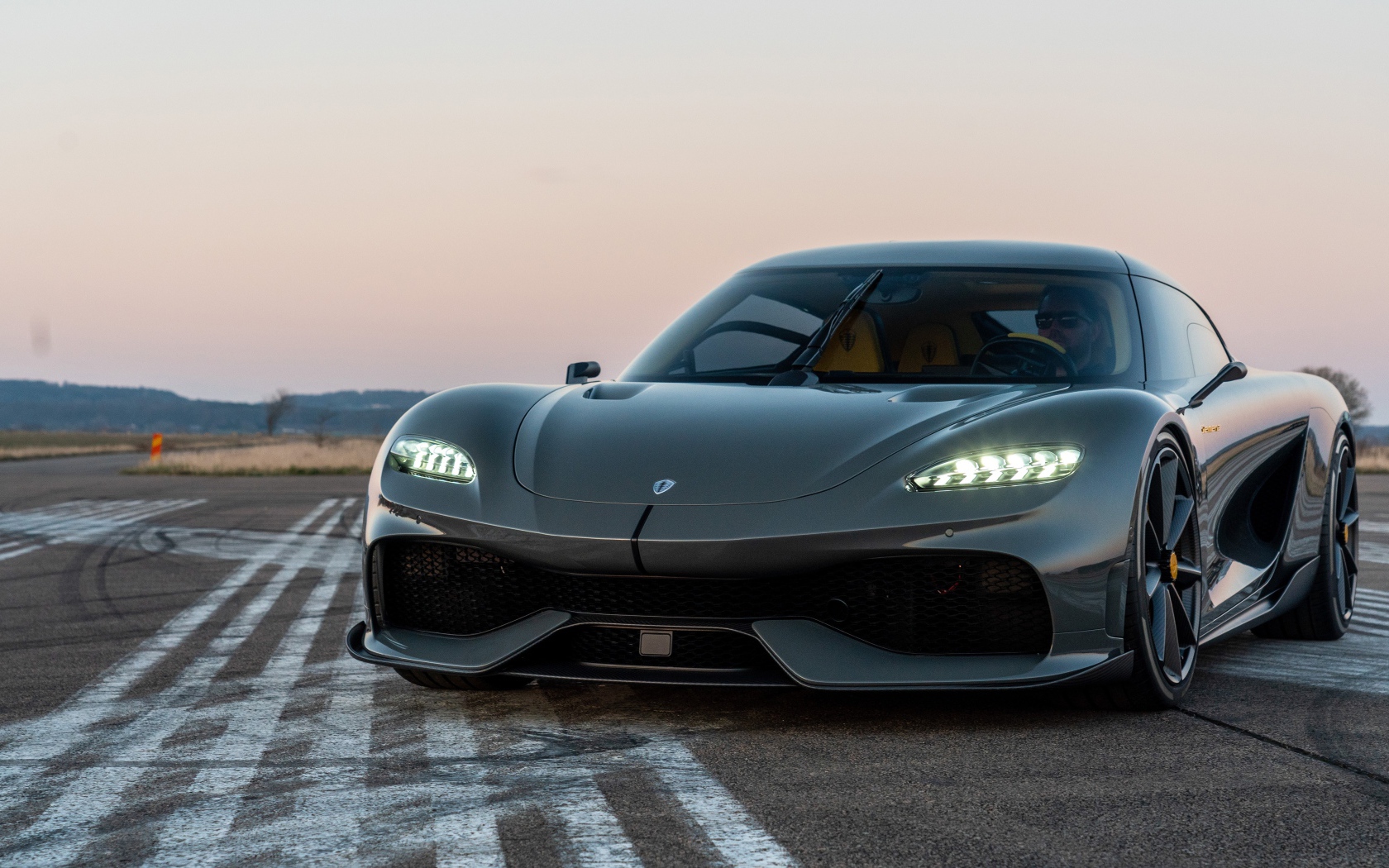 Черный автомобиль Koenigsegg Gemera 2020 года на асфальте 