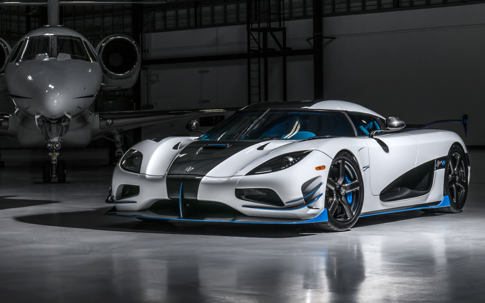 Спортивный автомобиль Koenigsegg Agera RS1 в ангаре