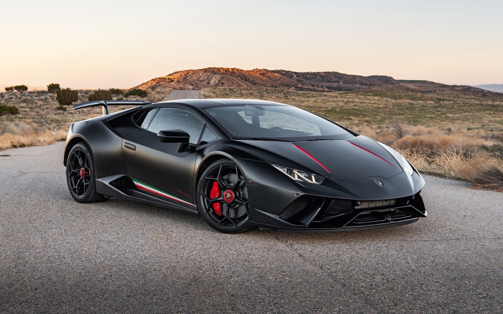 Черный спортивный  Lamborghini Huracan Performante 2020 года