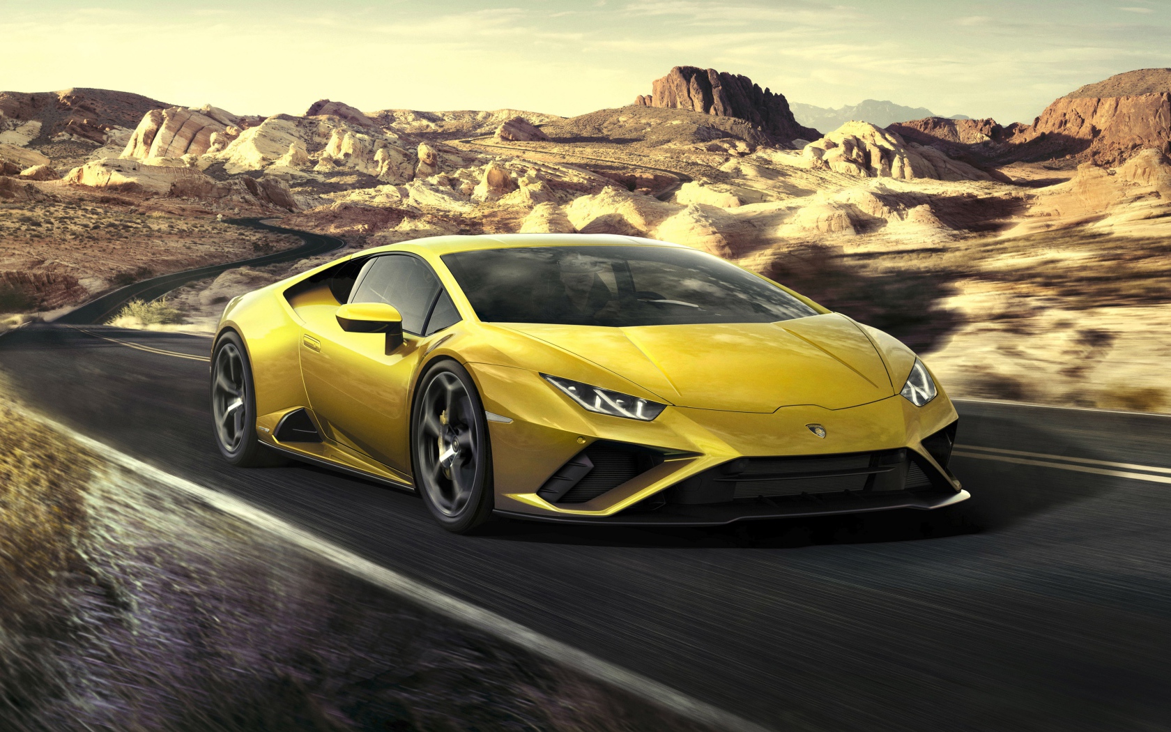 Автомобиль Lamborghini Huracan EVO RWD 2020 года едет по дороге