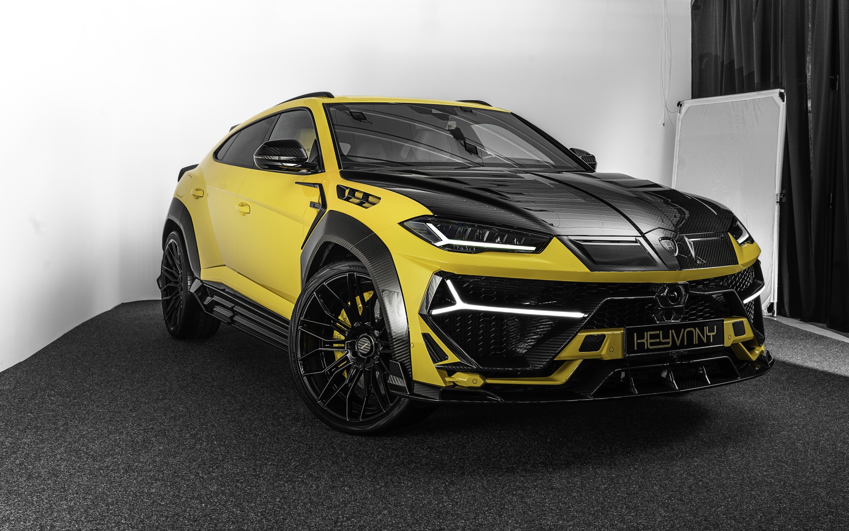 Автомобиль Lamborghini Keyrus 2020 года в здании 