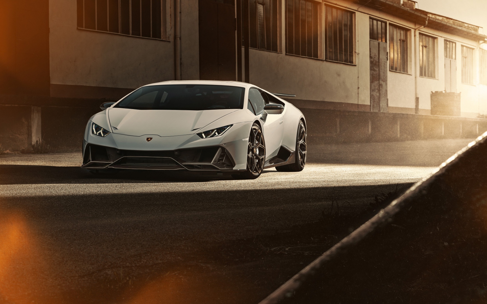 Белый спортивный автомобиль  Lamborghini Huracan EVO 2020 года