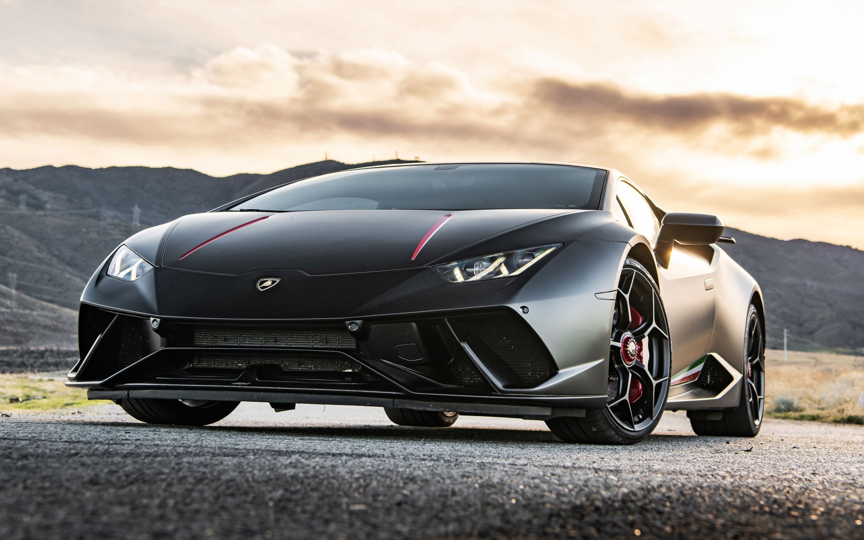 Черный спортивный Lamborghini Huracan Performante 2020 года на асфальте