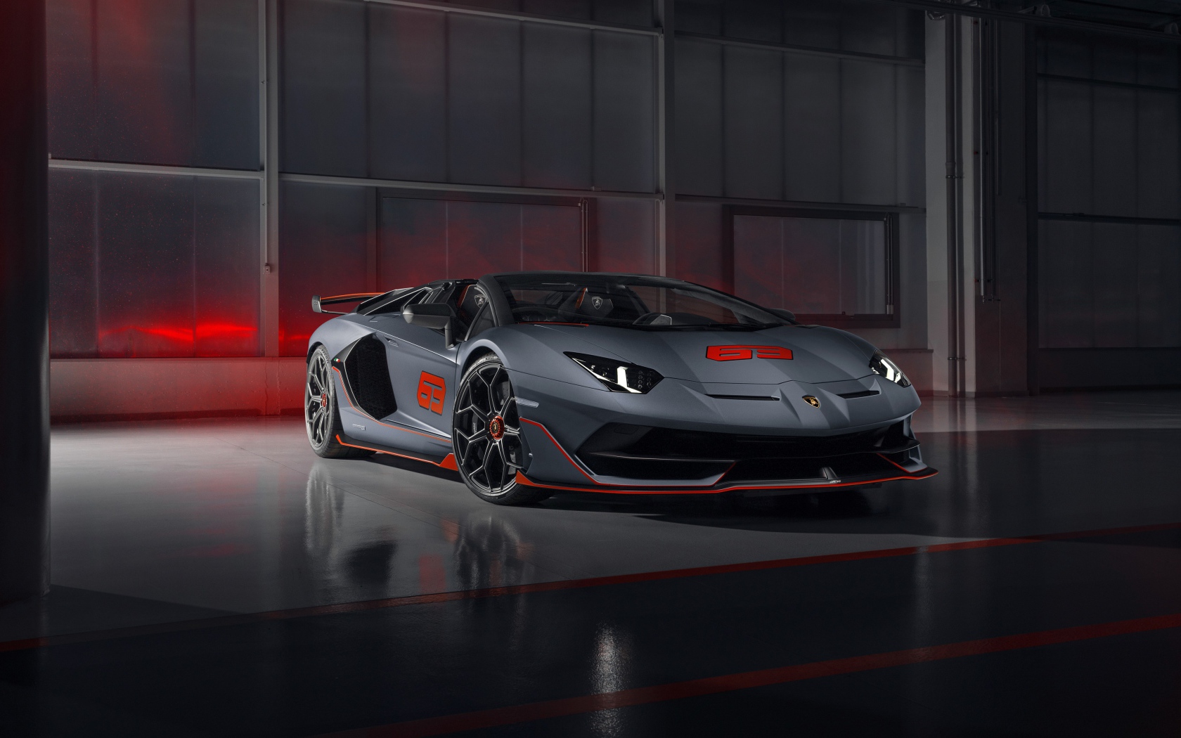 Серый спортивный автомобиль Lamborghini Aventador SVJ 63 Roadster 2020 года в ангаре
