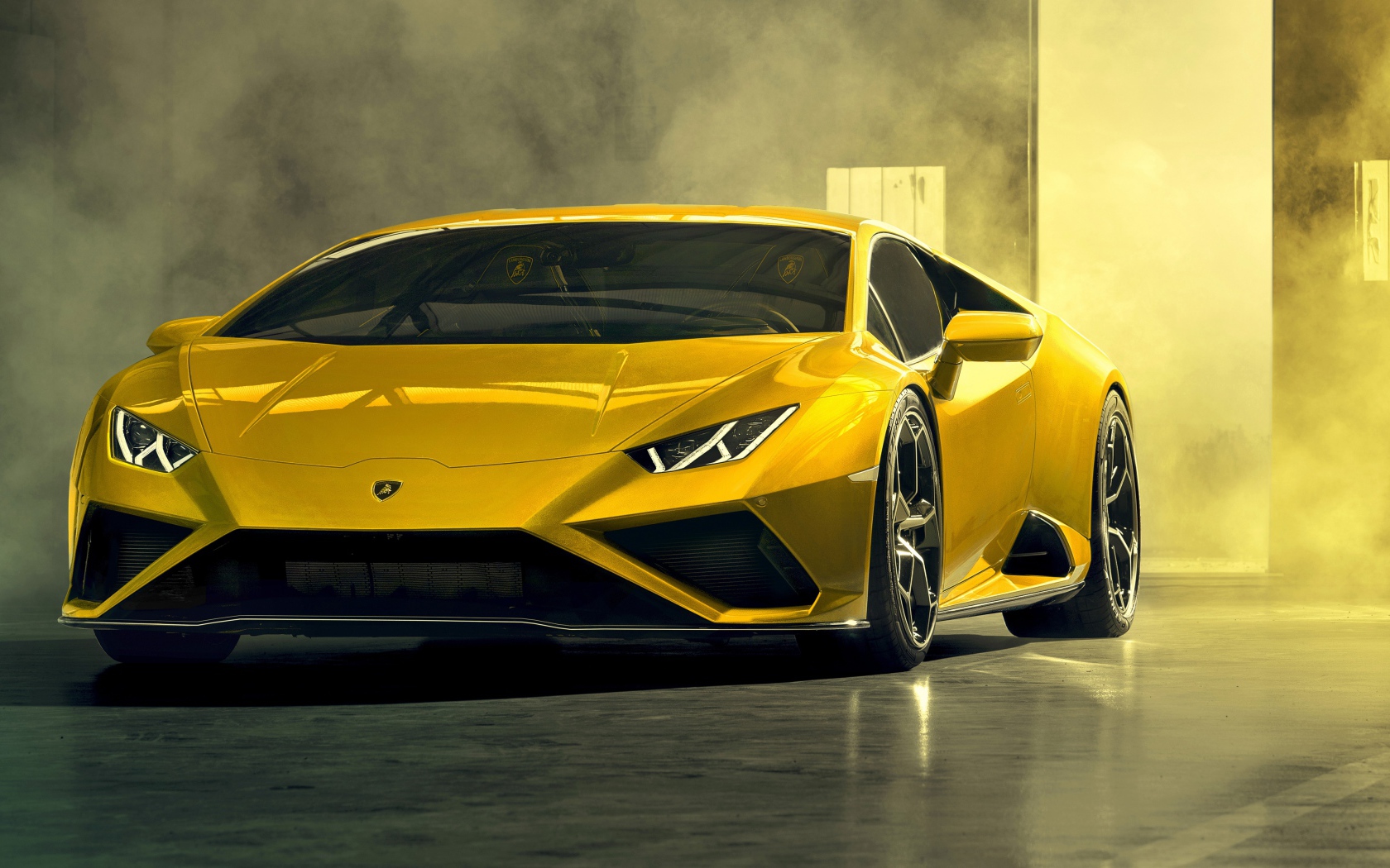 Заведенный автомобиль Lamborghini Huracan EVO RWD 2020 года в гараже 