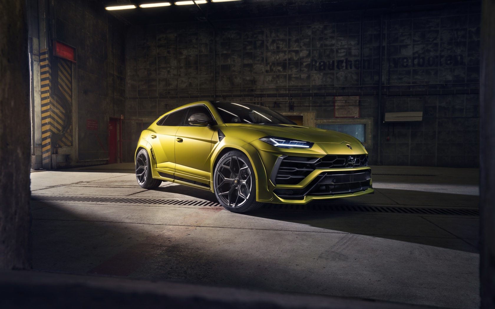 Автомобиль Lamborghini Urus в ангаре 