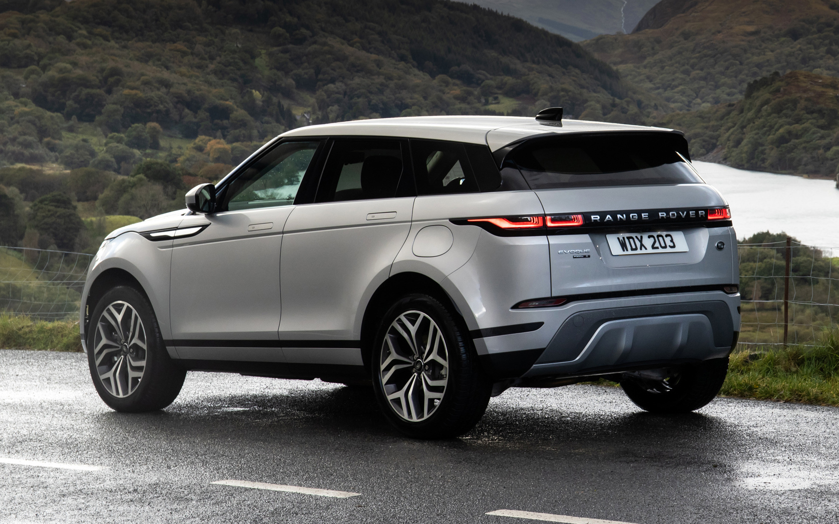 Серебристый автомобиль Range Rover Evoque P300e S 2020 года вид сзади