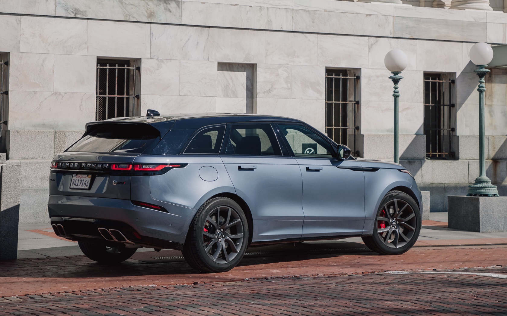 Серебристый автомобиль Range Rover Velar, 2020 года 
