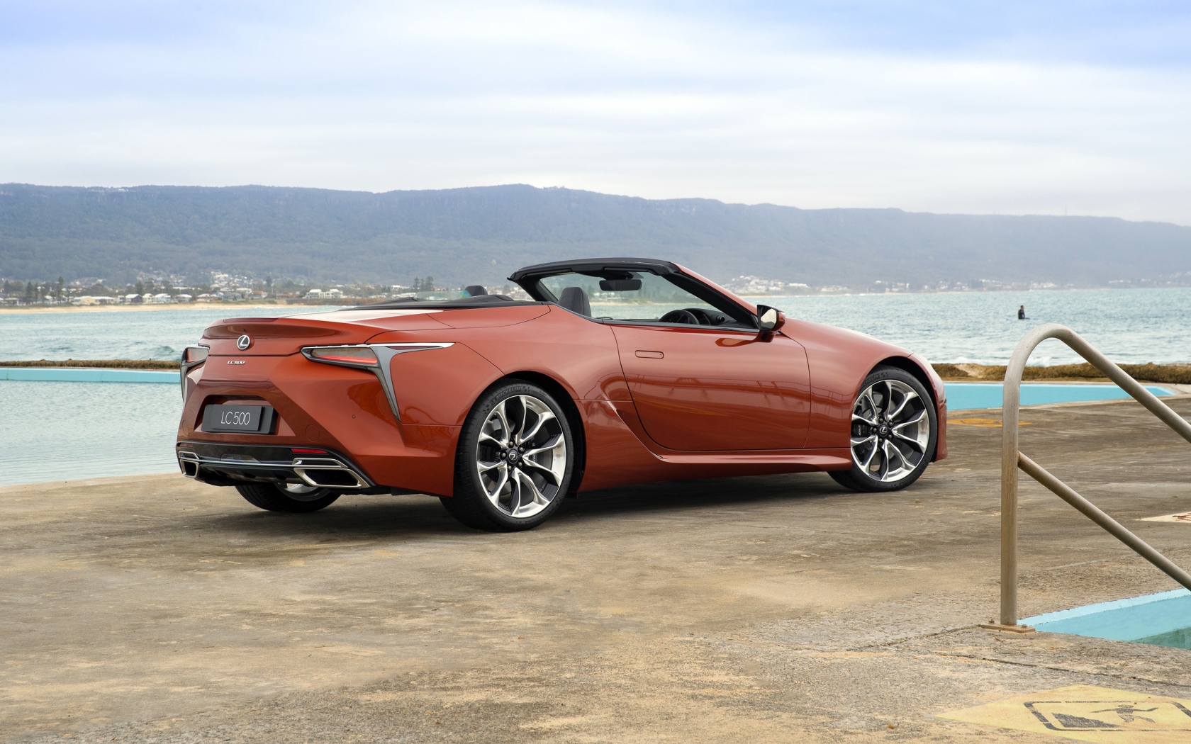 Красный кабриолет Lexus LC 500 Convertible 2020 года у воды 