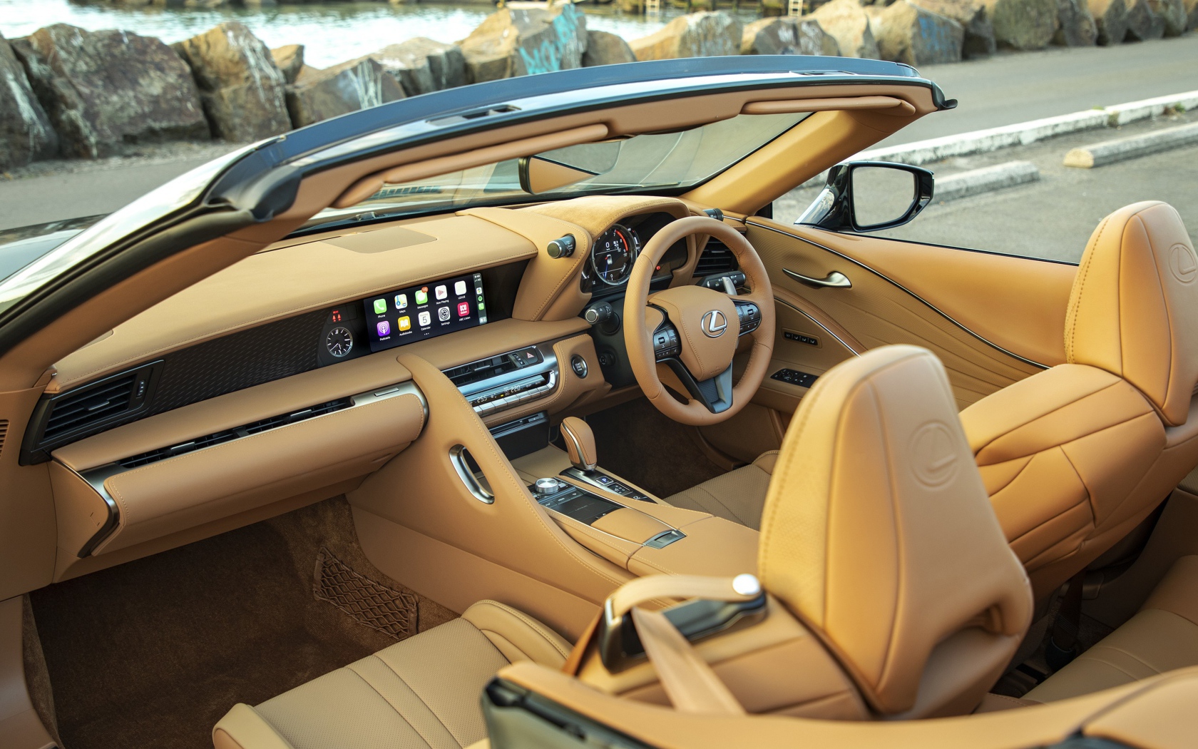 Кожаный салон автомобиля Lexus LC 500 Convertible 2020 года 