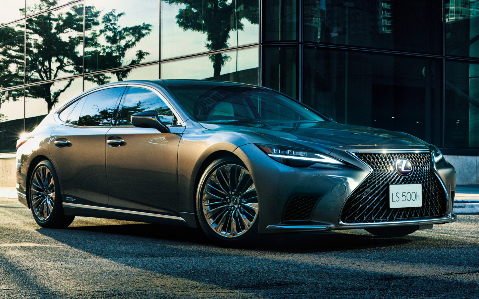 Автомобиль Lexus LS 500h 2021 года у здания