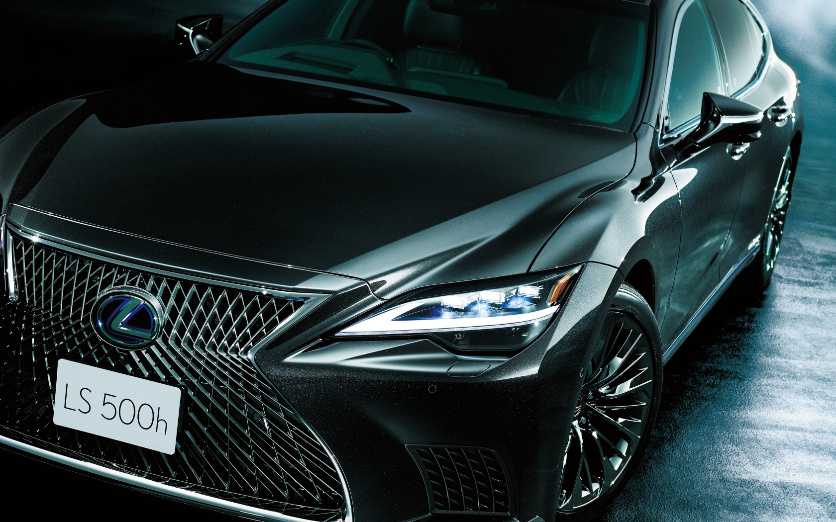 Автомобиль Lexus LS 500h 2021 года крупным планом