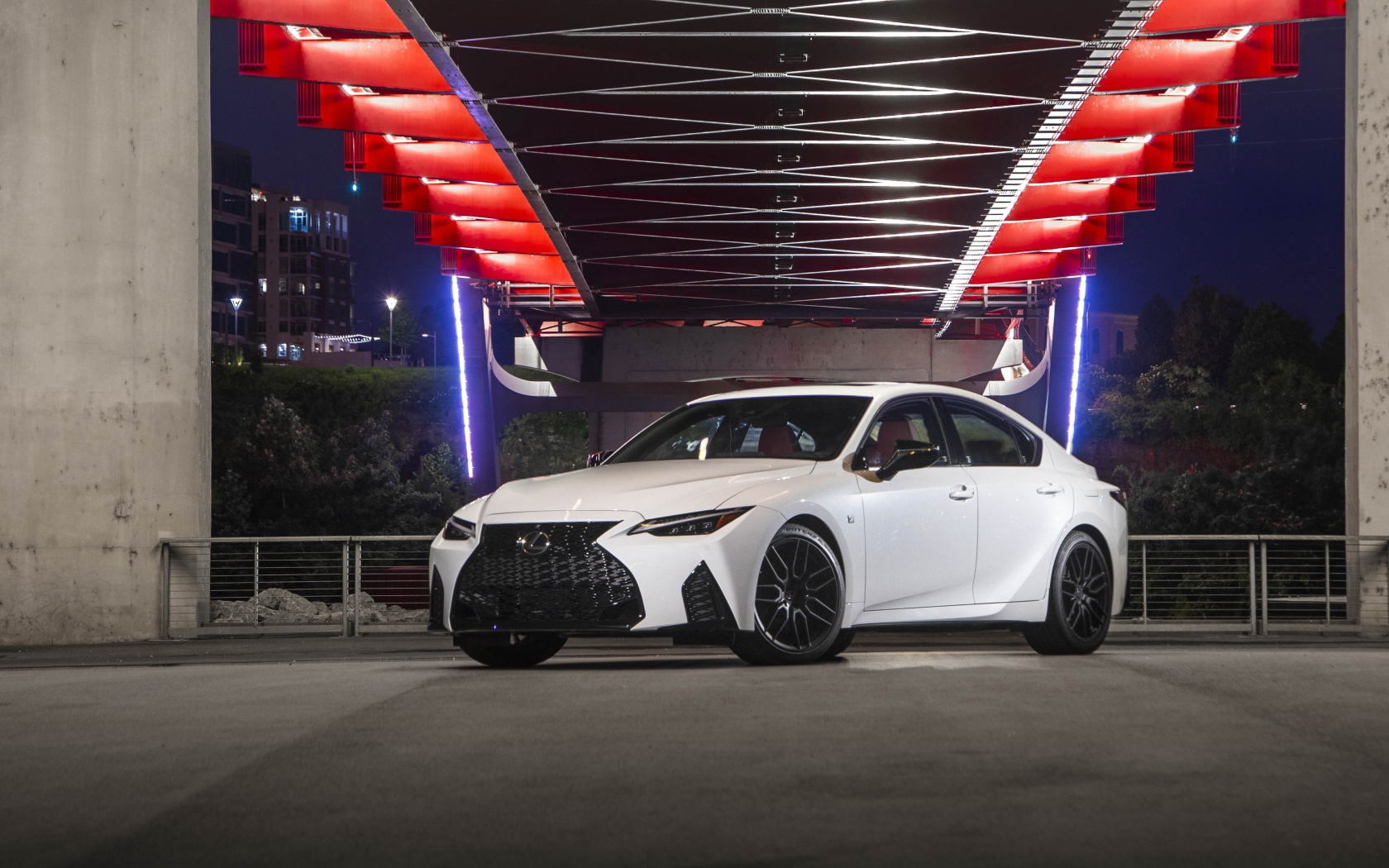 Белый автомобиль  Lexus IS 350 F SPORT, 2021 года под мостом