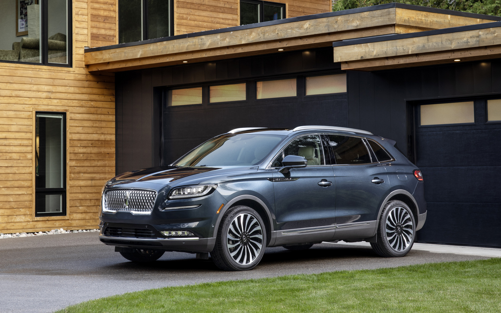 Автомобиль  Lincoln Nautilus 2021 года у гаража