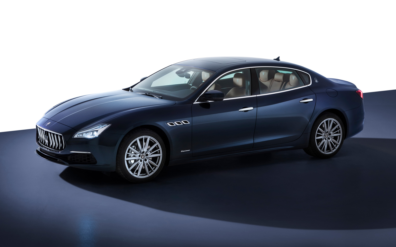 Синий автомобиль Maserati Quattroporte S Q4 GranLusso 2021 года