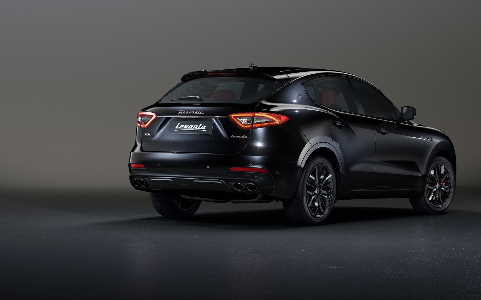 Черный  Maserati Levante S Q4, 2020 года вид сзади