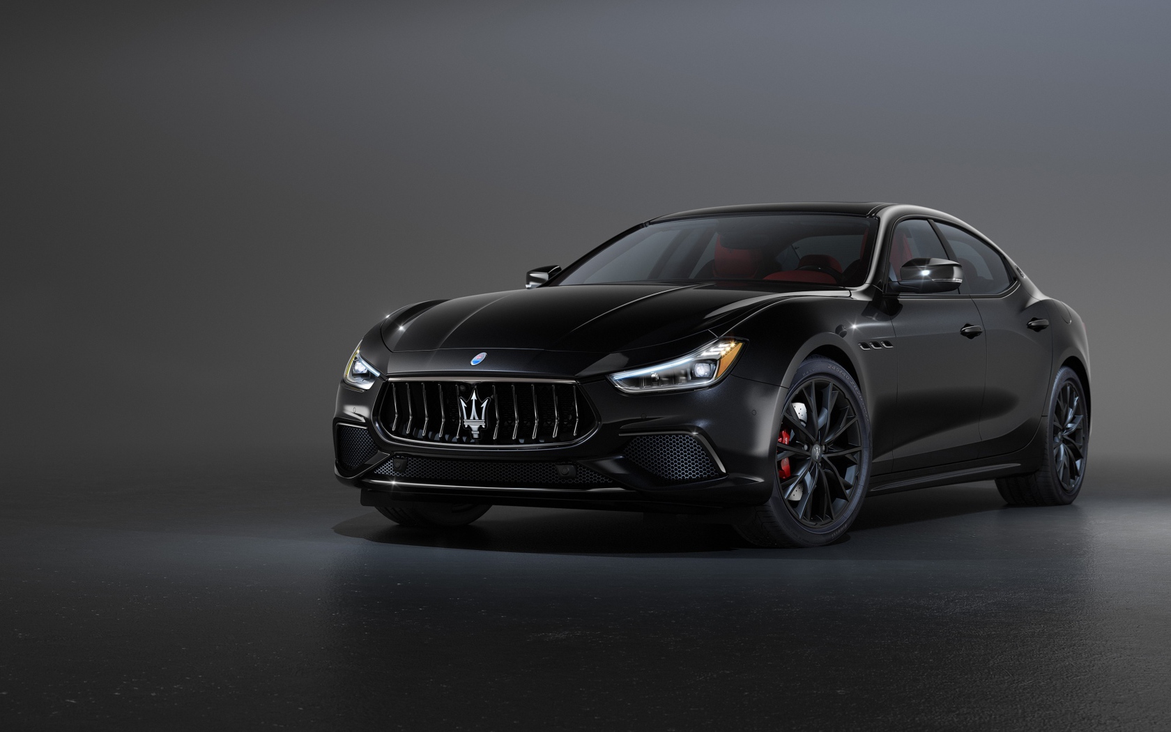 Черный автомобиль Maserati Ghibli S Q4, 2020 года на сером фоне