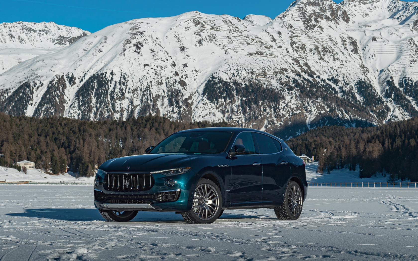 Дорогой автомобиль Maserati Levante GranLusso Royale 2020 года на фоне гор 