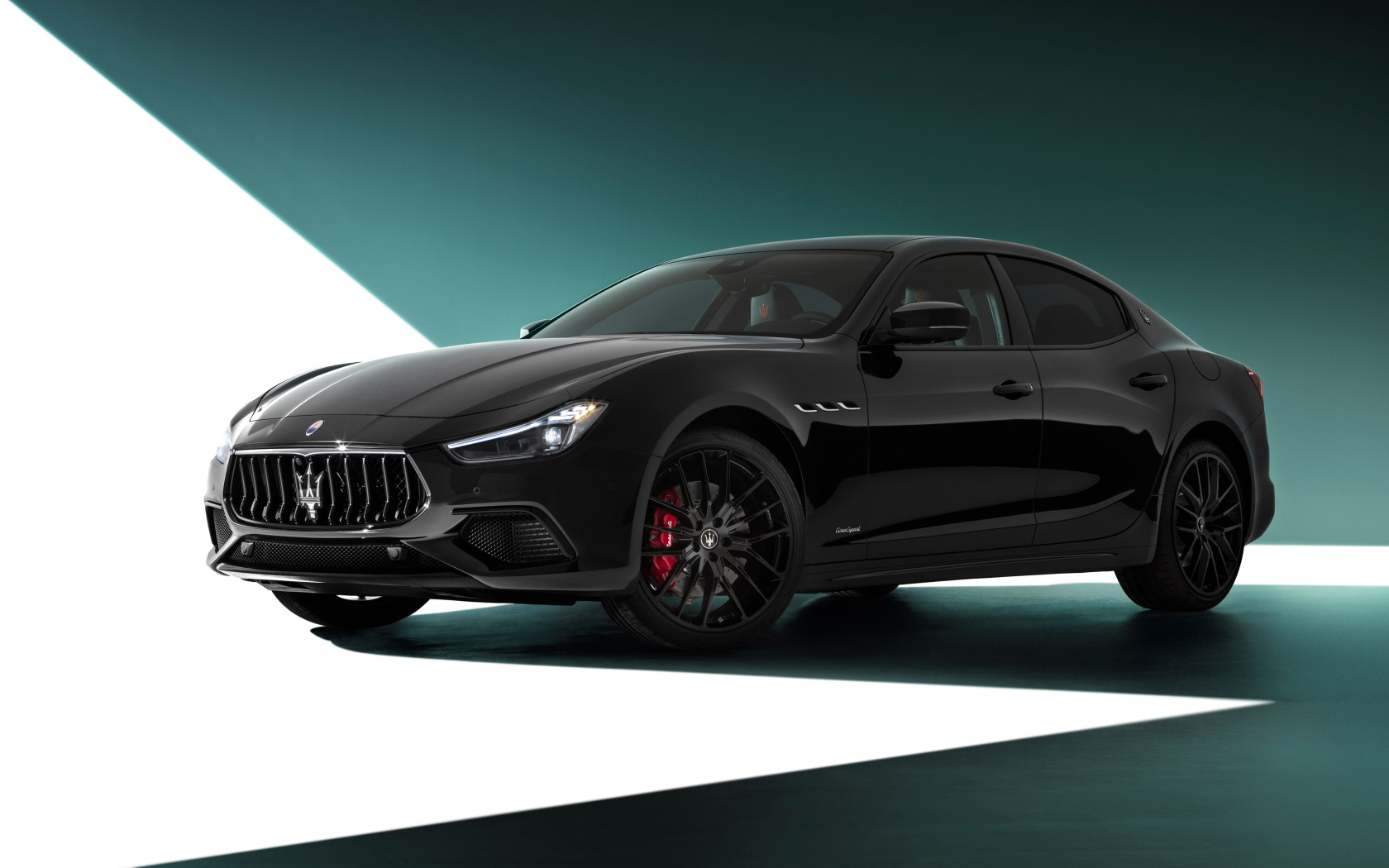 Стильный дорогой автомобиль Maserati Ghibli S Q4 GranSport Nerissimo Pack 2021 года
