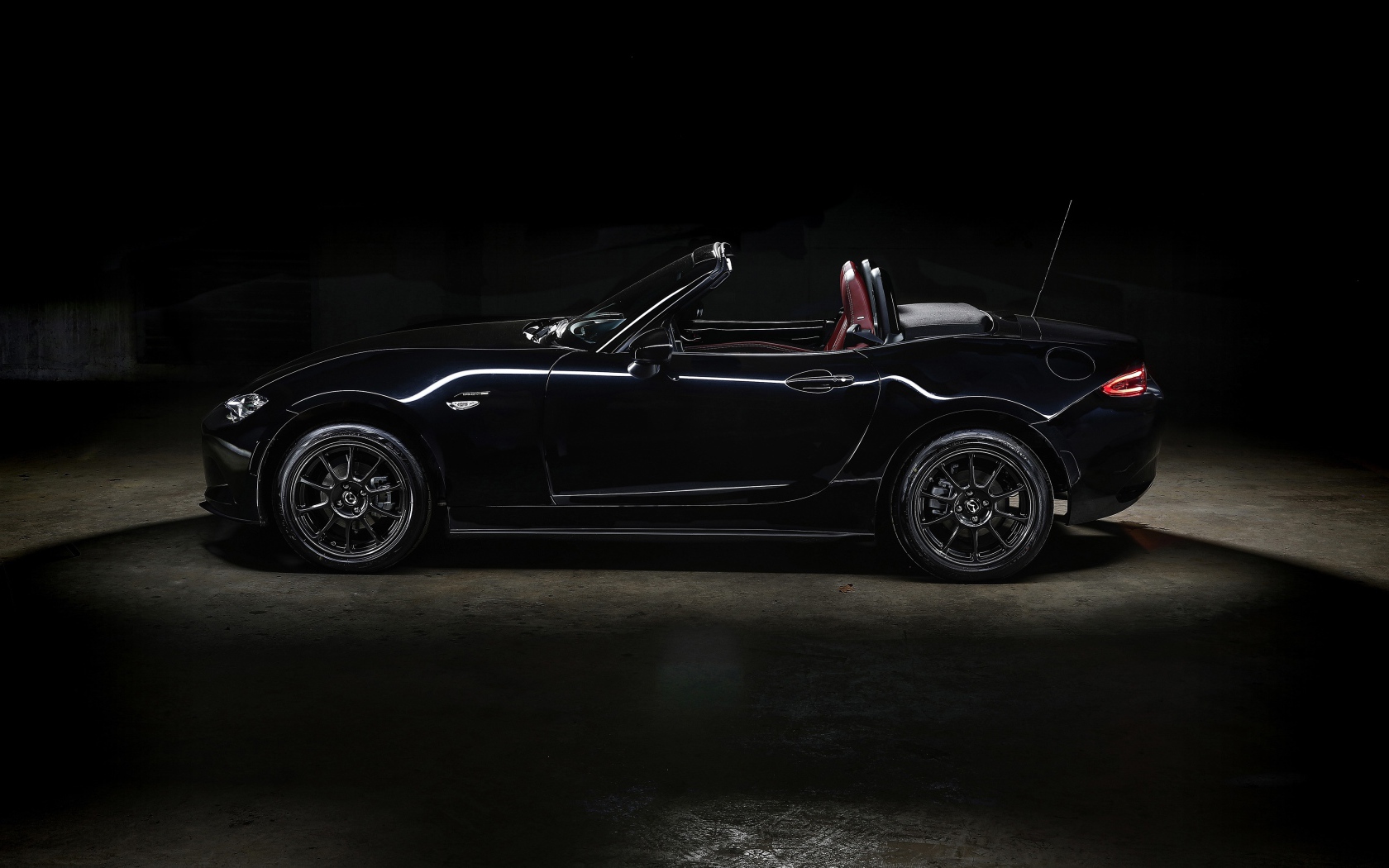 Черный автомобиль Mazda MX-5 Eunos Edition 2020 года 